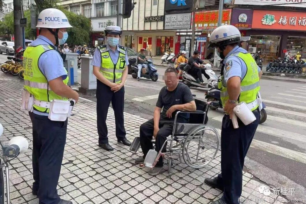 老人回不了家急哭 桂平交警及时帮忙