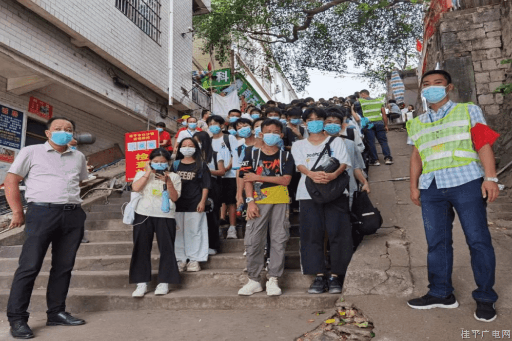 桂平市白沙镇同心聚力  守护“学生渡”