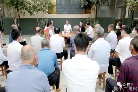 何文凭到桂平市蒙圩镇曹良村宣讲党的二十大精神