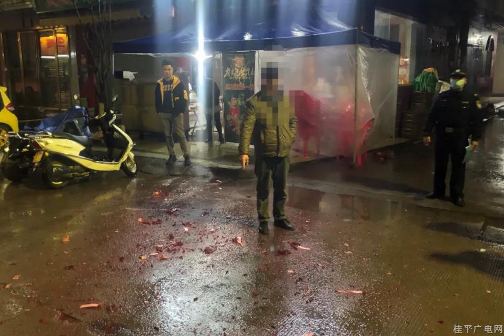 我市雨天不放松烟花爆竹禁燃工作，除夕夜依法处罚三名违法人员！