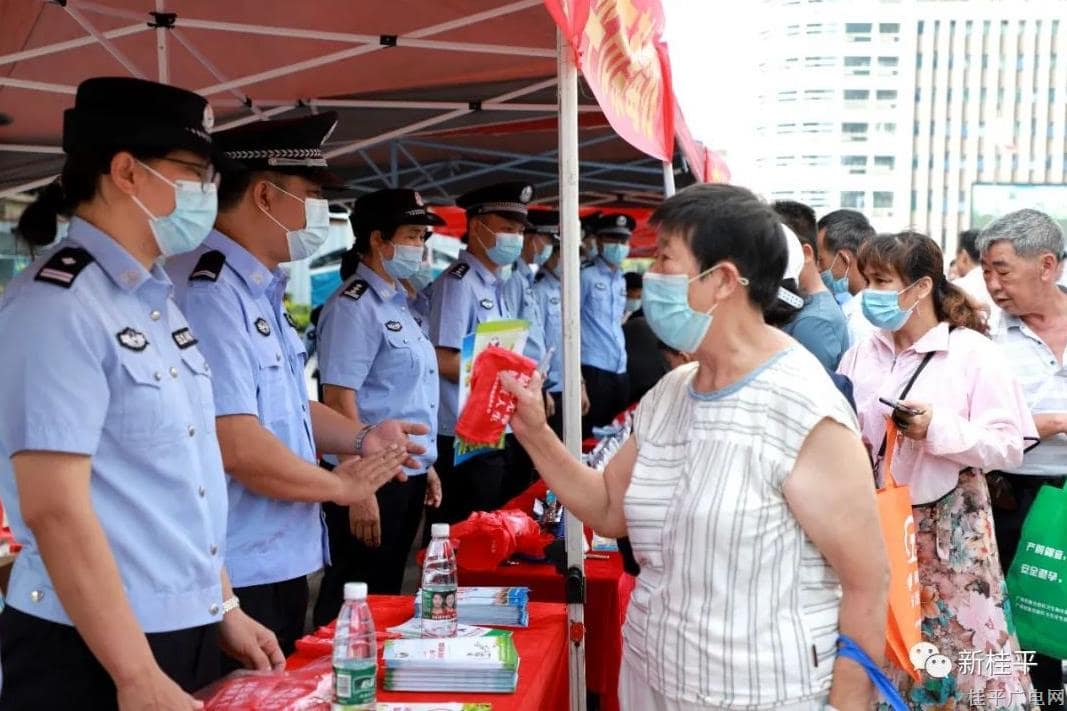 桂平市在文化广场开展2022年“6.26”国际禁毒日集中宣传活动