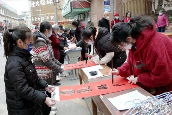 【新春走基层】市侨联开展2023年侨胞之家“侨爱心送万家·学子送春联”活动