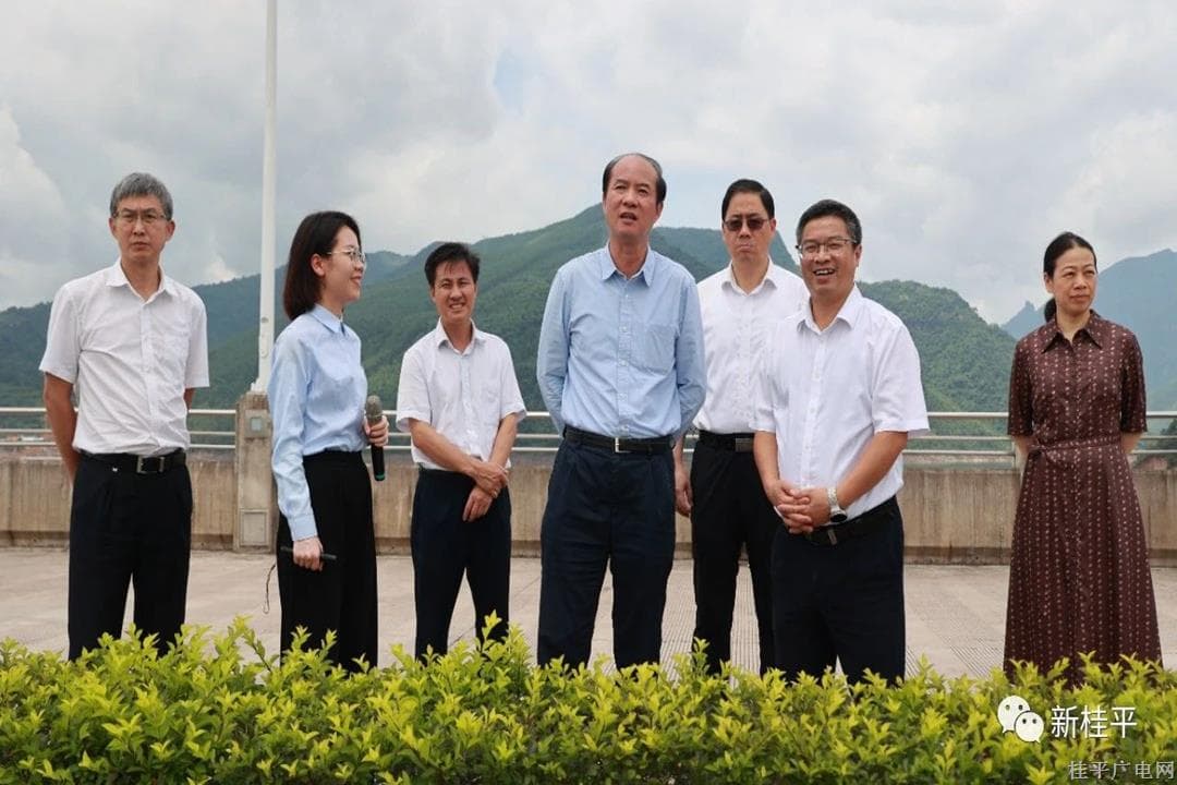 自治区人大常委会副主任黄伟京到我市开展专题调研