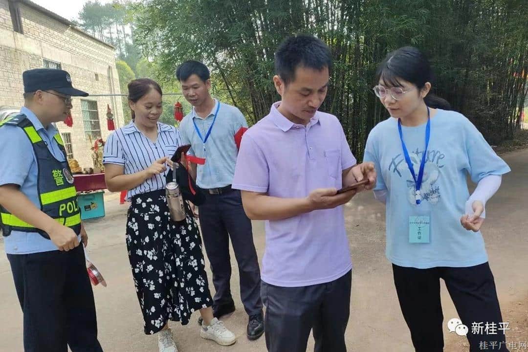 反诈宣传进庙会 守好群众“钱袋子”