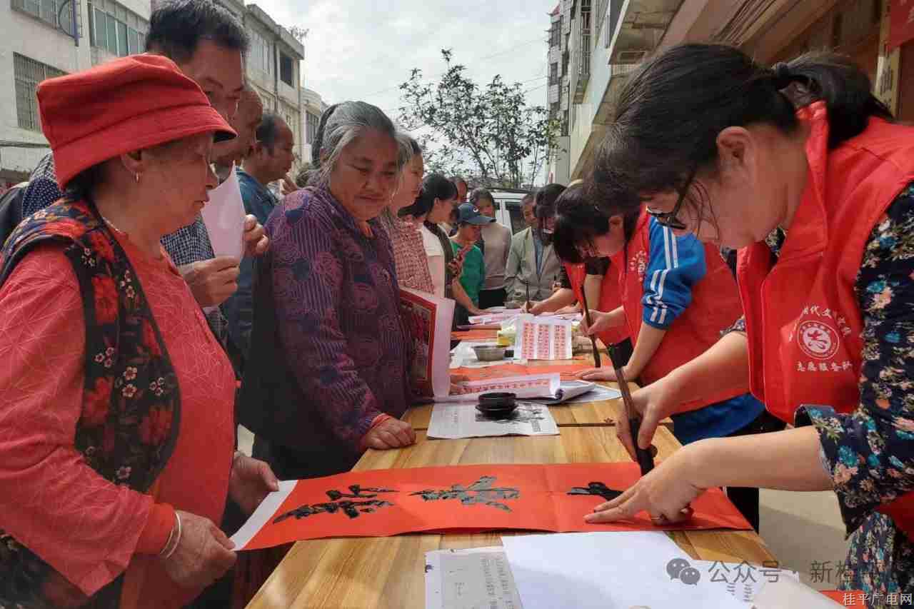 【我们的节日·春节】油麻镇开展2024年“我们的节日·春节”免费送春联活动