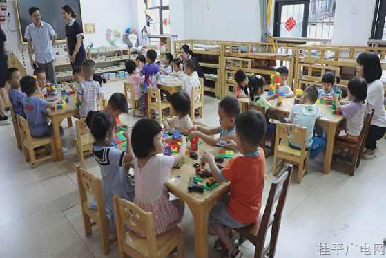 桂平市第二幼儿园举办“向日葵亲子小屋”揭牌仪式
