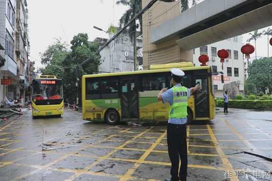 高考倒计时 桂平交警开启“护航模式”