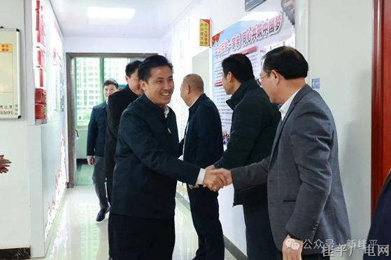 黄创优卜凡等市四家班子领导在春节假期后上班首日看望干部职工代表