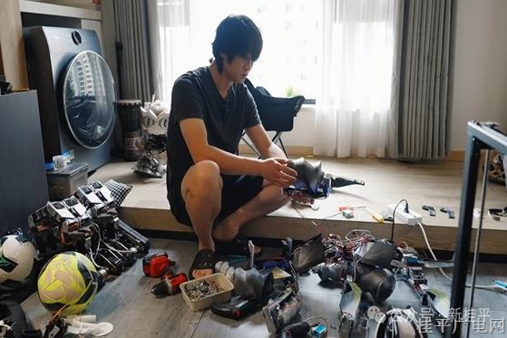 厉害了！桂平这对父子自制机器人，获外交部发言人点赞