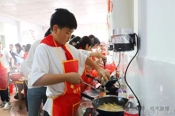 太绝了！桂平小学生化身“劳动小达人”，缝扣炒菜样样行